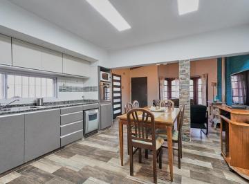 Casa · 224m² · 5 Ambientes · 4 Cocheras · Cachimayo Al 1800 - Parque Chacabuco - Casa de 4 Dorm. con Quincho y Garage Amplio - Venta