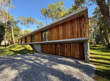 Casa · 248m² · 5 Ambientes · 1 Cochera · Casa en Venta 5 Ambientes en Carilo