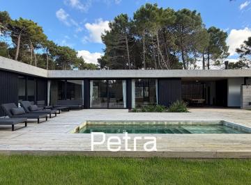 Casa · 887m² · 4 Ambientes · 2 Cocheras · Casa en Venta en Pinamar - Barrio Pioneros