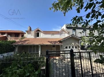 Casa · 300m² · 6 Ambientes · 2 Cocheras · Chalet en Alquiler Temporario en Los Troncos