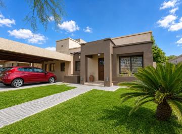 Casa · 264m² · 6 Ambientes · 2 Cocheras · Venta Hermosa Casa con Pileta en Guaymallen
