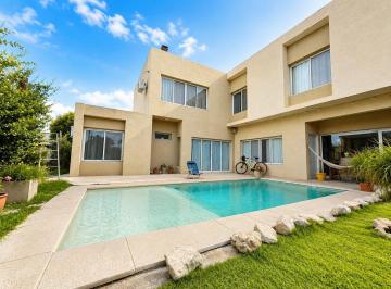 Casa · 210m² · 5 Ambientes · Casa en Venta de 4 Dorm., en Punta Chacra, Las Carretas Al 2000,roldán
