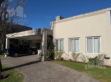 Casa · 222m² · 5 Ambientes · 6 Cocheras · Venta Casa 4 Ambientes Apto Credito en Barrio Altos del Sol Parque Leloir Ituzaingo Norte