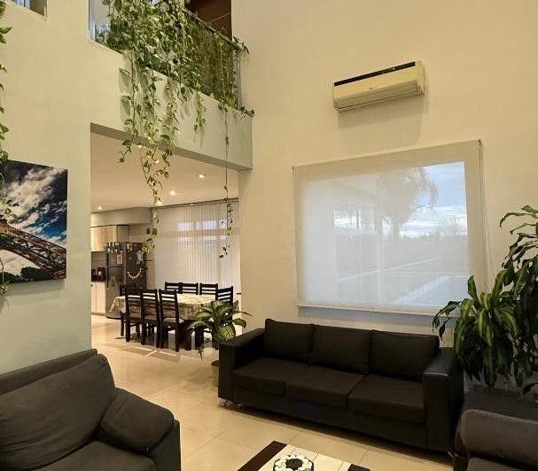 Casa · 316m² · 5 Ambientes · 4 Cocheras