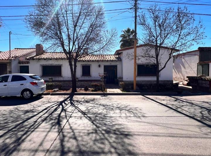 Casa · 272m² · 8 Ambientes · 1 Cochera