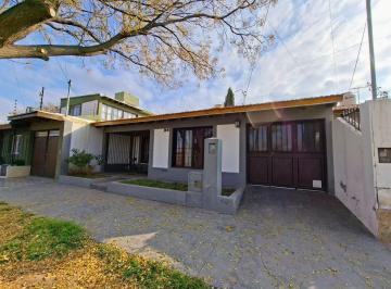 Casa · 130m² · 4 Ambientes · 1 Cochera · Venta - Permuta Casa Carrodilla - 3 Dorm. Cochera