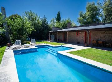 Casa · 237m² · 6 Ambientes · 2 Cocheras · Casa El Aromo Vende 6 Amb Pileta Parque Apto Cred