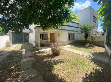 Casa · 200m² · 4 Ambientes · 1 Cochera · Venta Casa 4 Ambientes Berazategui con Cochera