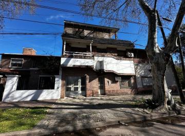 Casa · 233m² · 4 Ambientes · 1 Cochera · Venta Dos Tres Casas en Una Patio Cochera Permuta
