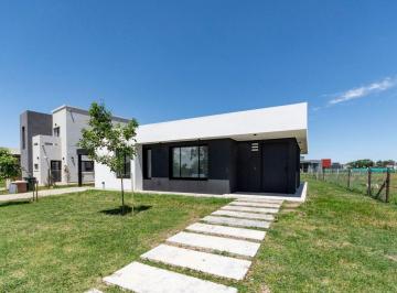Casa · 136m² · 4 Ambientes · 2 Cocheras · Venta Casa 4 Amb Pilar del Este Santa Lucia
