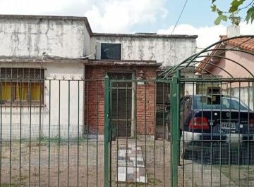 Casa · 90m² · 3 Ambientes · 1 Cochera · Excelente Lote y Casa a Reciclar en Moreno Centro
