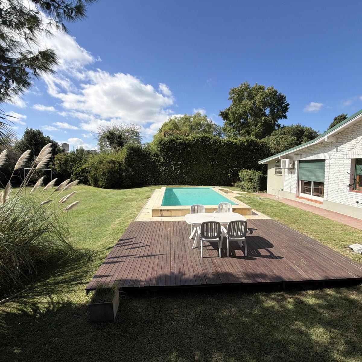 Casa en venta de 3 dormitorios, 130m² cubiertos, parque y pileta — City Bell