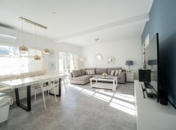 Casa · 180m² · 5 Ambientes · 2 Cocheras · Casa en Venta La Plata 3 Dorm. Pileta