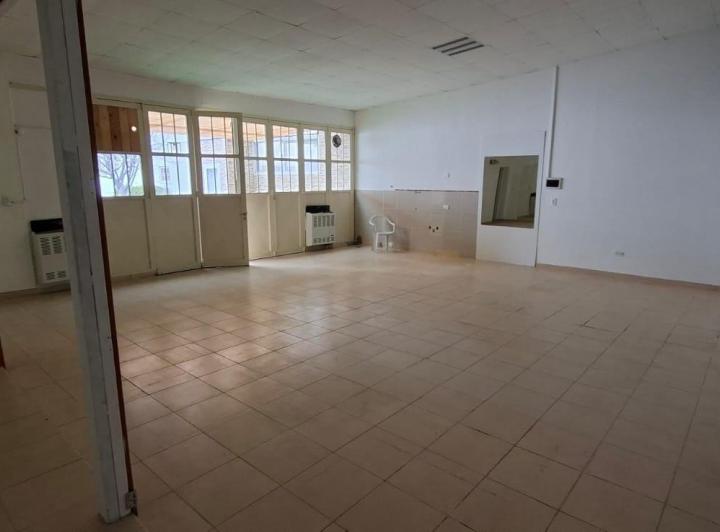 Local comercial · 100m² · 2 Ambientes · 3 Cocheras