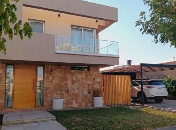 Casa · 190m² · 5 Ambientes · 2 Cocheras · Casa en Venta B° Privado Milcayac I, Luján de Cuyo