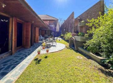 Casa · 376m² · 4 Ambientes · 2 Cocheras · Casa 3 Dorm. en Venta La Plata con Pileta