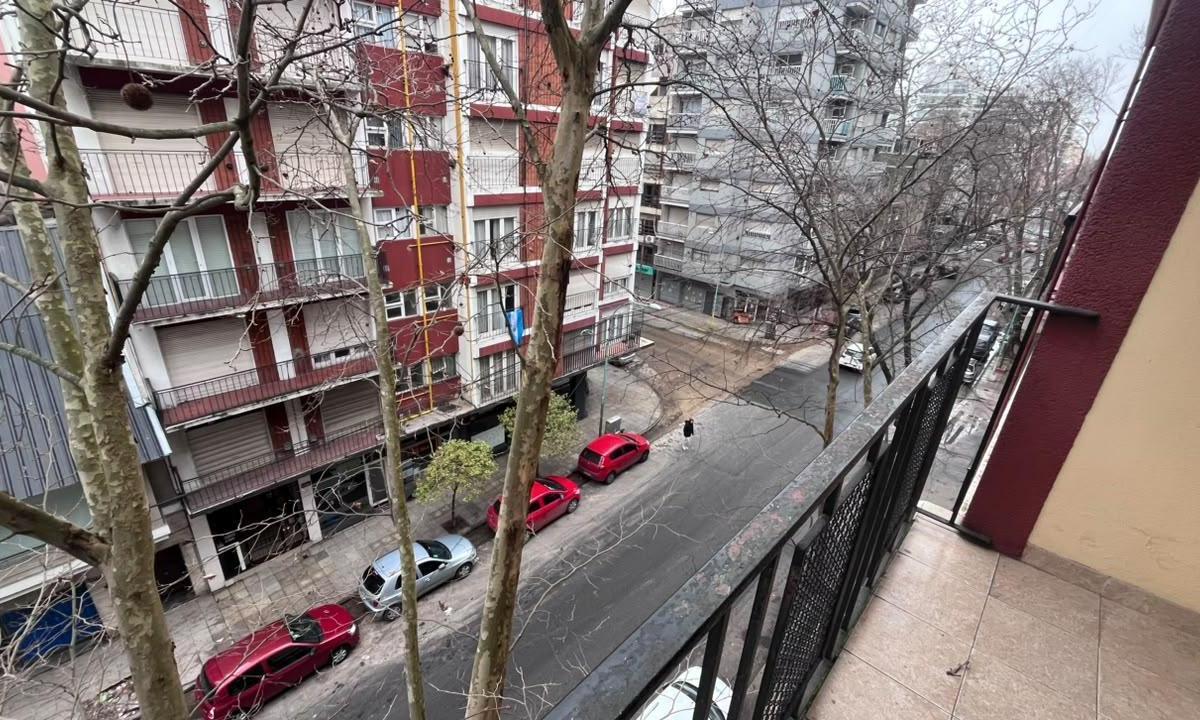 Venta | Departamento 2 ambientes al frente con balcón invertido – Zona Plaza Mitre