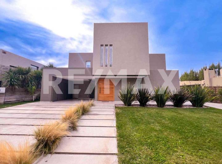 Casa · 328m² · 8 Ambientes · 2 Cocheras