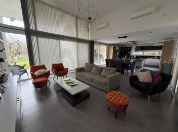 Casa · 360m² · 5 Ambientes · 1 Cochera · Haras del Sur 2 Casa en Alquiler