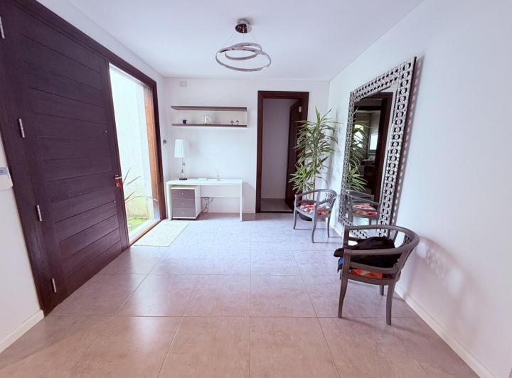 Casa · 360m² · 5 Ambientes · 1 Cochera