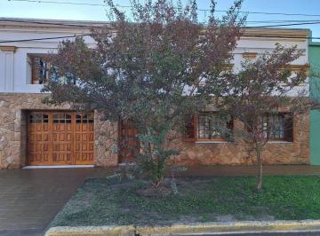 Casa · 168m² · 6 Ambientes · 1 Cochera · Casa en Venta en Jeppener