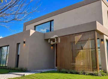 Casa · 204m² · 5 Ambientes · 2 Cocheras · Casa en Venta en Santa Guadalupe, Pilar del Este, Pilar