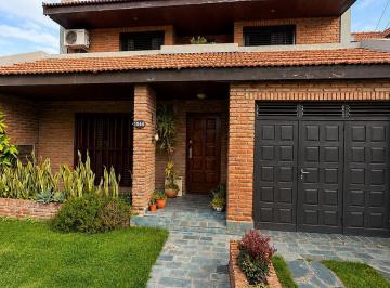 Casa · 130m² · 4 Ambientes · 1 Cochera · Chalet de 4 Ambientes con Cochera y Gran Parque en Banfield Oeste - Apto Crédito