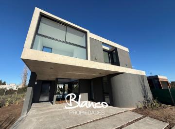 Casa · 252m² · 6 Ambientes · 2 Cocheras · Casa en Venta en Los Cardos, Manuel Alberti, Pilar
