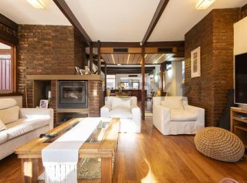 Casa · 250m² · 5 Ambientes · 3 Cocheras · Casa en Venta en Gonnet