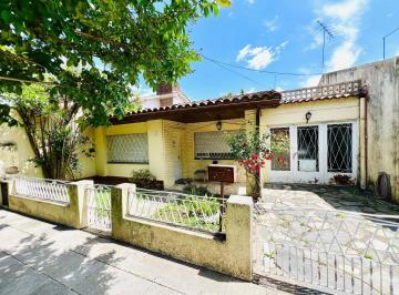 Casa · 141m² · 3 Ambientes · 2 Cocheras · Casa de 3 Ambientes en Excelente Lote en Venta, en Boulogne.