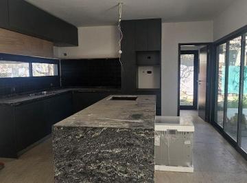 Casa · 160m² · 4 Ambientes · 1 Cochera · Casa - Las Cañitas Barrio Privado