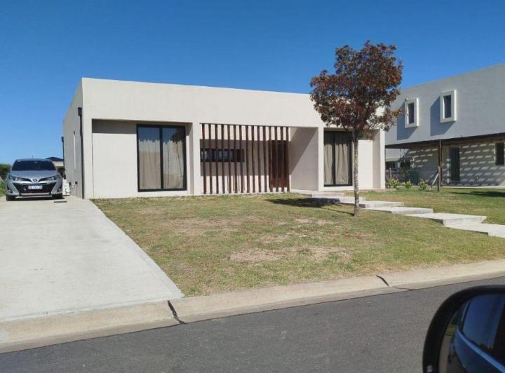 Casa · 135m² · 5 Ambientes · 2 Cocheras