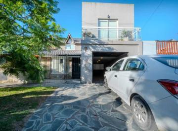 Casa · 127m² · 5 Ambientes · 1 Cochera · Chalet 5 Ambientes en Venta Miguel Sagastizabal 7400