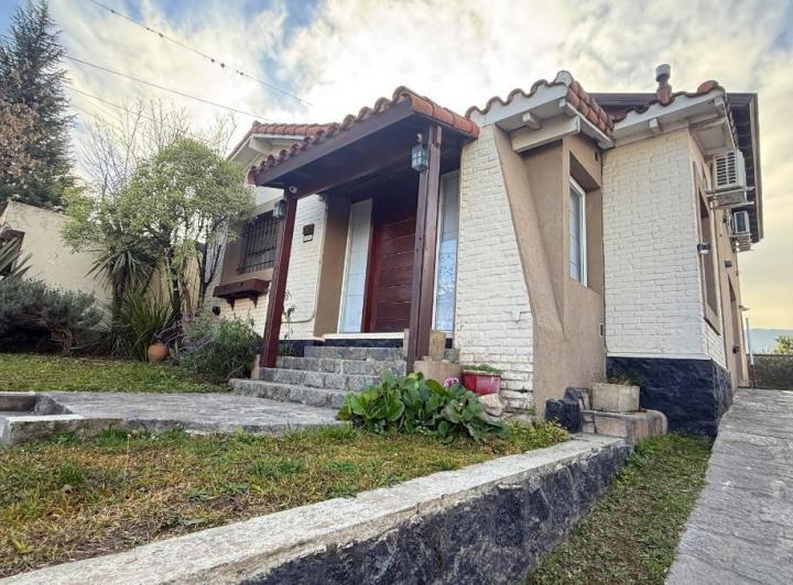 Casa · 260m² · 5 Ambientes · 1 Cochera