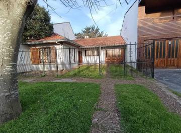 Casa · 82m² · 3 Ambientes · Venta Casa 3 Ambientes con Cochera Quincho y Gran Parque en Apto Credito