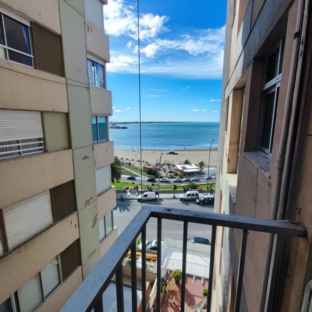 Venta en zona Torreón del Monje. Departamento 2 ambientes con balcón saliente.
