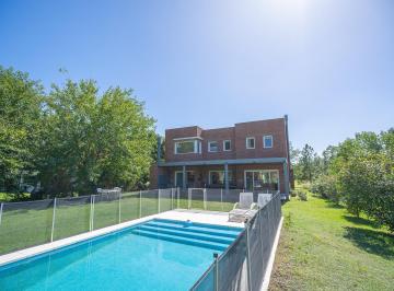 Casa · 200m² · 4 Ambientes · 2 Cocheras · Casa en Venta - 4 Ambientes - Mayling Cc