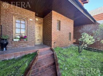 Casa · 248m² · 5 Ambientes · 2 Cocheras · Venta Casa 5 Ambientes con Cochera y Patio en Bernal Oeste