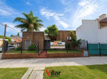 Casa · 180m² · 4 Ambientes · 2 Cocheras · Casa de 4 Ambientes con Cochera en Esquina – Banfield Oeste
