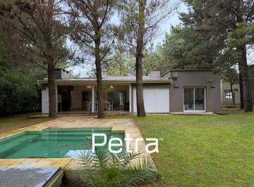 Casa · 180m² · 6 Ambientes · 2 Cocheras · Casa en Venta en Costa Esmeralda - 4 Habitaciones - Garaje Cubierto