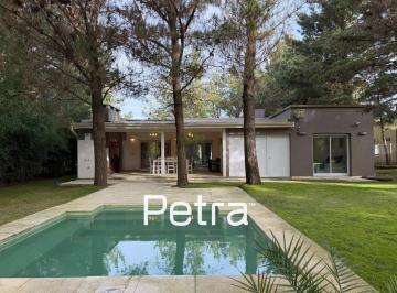 Casa · 180m² · 6 Ambientes · 2 Cocheras · Casa en Venta en Costa Esmeralda - 4 Habitaciones - Garaje Cubierto
