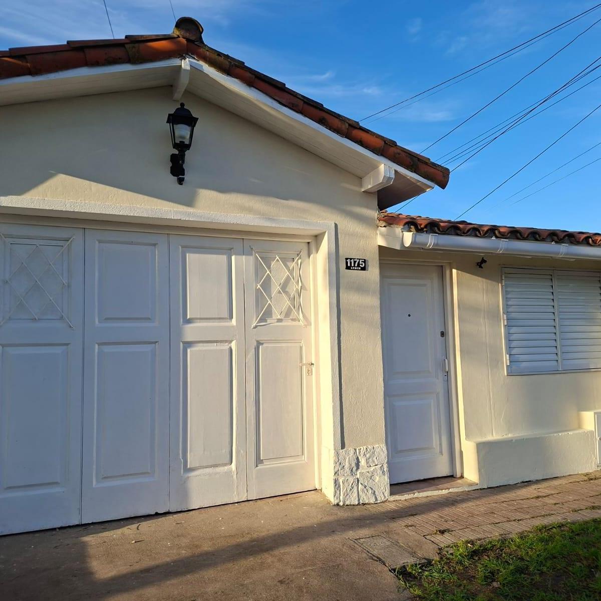 Punta mogotes: chalecito en P. H totalmente A la calle con amplio garage