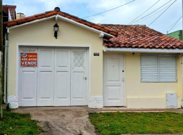 Casa · 66m² · 2 Ambientes · 1 Cochera · Comodo P. H a La Calle con Garage