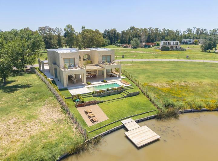 Casa · 422m² · 6 Ambientes · 2 Cocheras