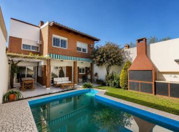Casa · 190m² · 8 Ambientes · 2 Cocheras · Venta Casa de Cuatro Dorm. con Jardin, Cochera, Pileta y Parrillero. Rosario, Ludueña