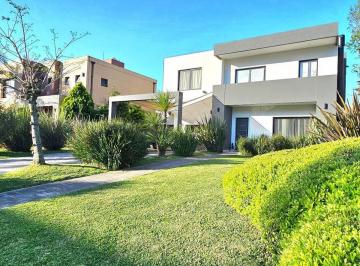 Casa · 185m² · 4 Ambientes · 2 Cocheras · Venta Casa 4 Amb Pileta Amoblada Haras m. Victoria