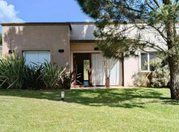 Casa · 130m² · 5 Ambientes · 4 Cocheras · Casa a La Venta en Costa Esmeralda