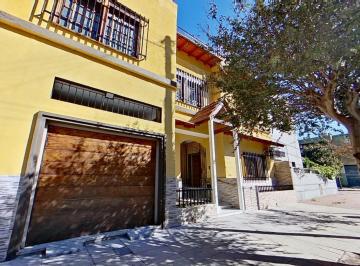 Casa · 154m² · 4 Ambientes · 1 Cochera · Casa 5 Amb Patio Terraza Cochera - Oportunidad