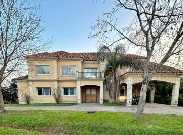 Casa · 335m² · 9 Ambientes · 2 Cocheras · Venta Casa 6 Dorm. en Estancias del Pilar con Pileta