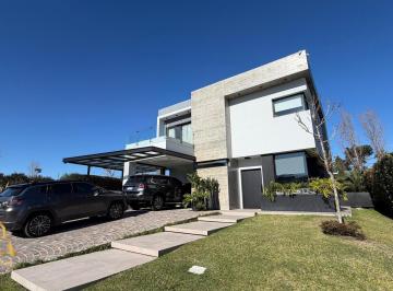 Casa · 230m² · 4 Ambientes · 4 Cocheras · Casa en Nuevo Quilmes
